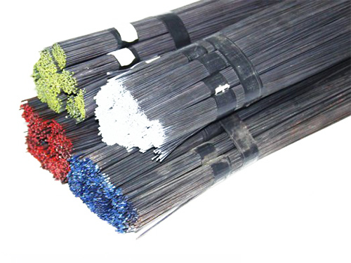 Fabricant de fleurs de couronnes d'arbres de Noël artificiels profilés en fil d'acier décoratif de couleur en Pologne